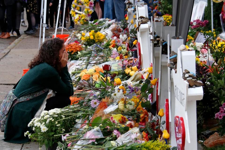 A makeshift memorial outside the Tree of Life Synagogue in the aftermath of the mass shooting (AP)