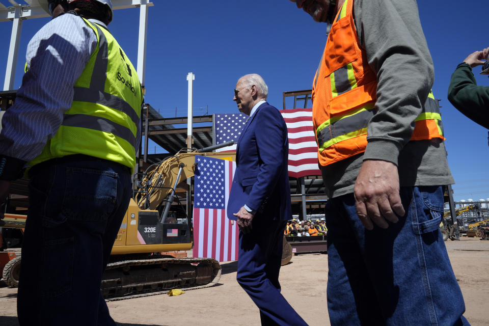 El presidente Joe Biden durante un recorrido por la planta de chips de Intel en Chandler, Arizona, el 20 de marzo de 2024. (Foto AP/Jacquelyn Martin)