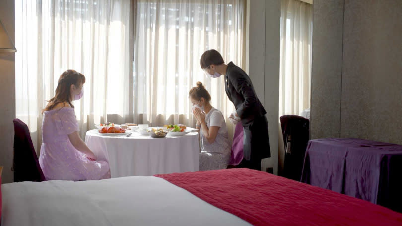 君品酒店推出「一泊二食 君品宅饗宴」住房專案，住客可在客房中享受美食。（圖／雲朗觀光集團提供）
