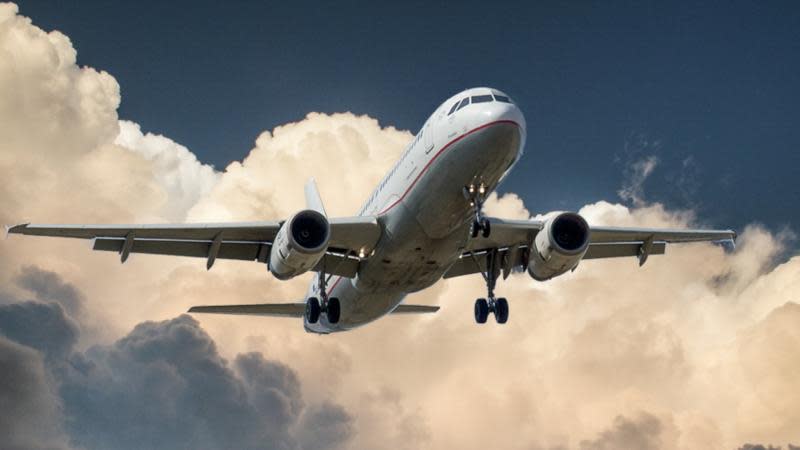 United Airlines’ First Black Female Pilot Bids Farewell To 34-Year ...