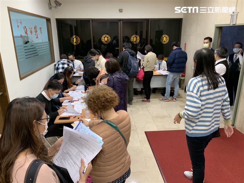 「防疫神單」再掀話題，台產位在台北車站附近的服務處，八點不到人潮排了數百公尺遠。（圖／讀者提供）