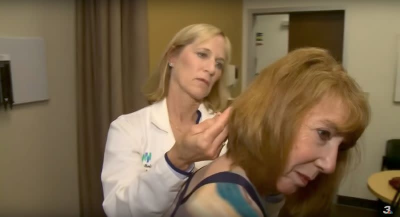 D’après le Dr. Pamela Davis, les coiffeurs sont utiles pour déceler les cancers de la peau, en particulier sous les cheveux. (Photo via WKYC Channel 3)