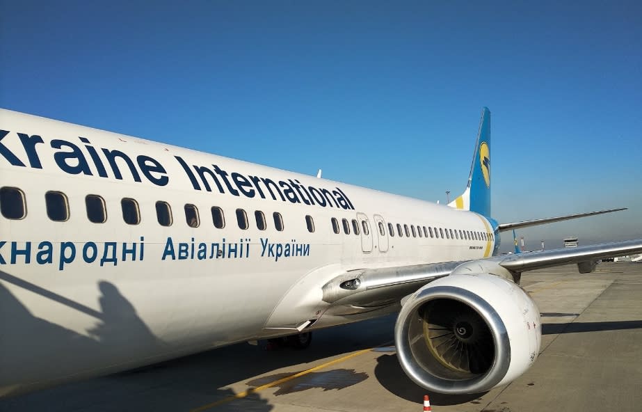 近日烏克蘭航空一架班機抵達目的地後，發生了一起離譜事件。（圖／翻攝自鮑里斯波爾國際機場 google map）