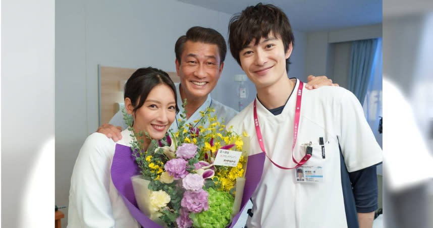 《旅行護理師》是岡田將生與中井貴一睽違11年再度合作，菜菜緒（左）則帶劇中演出美女醫師。（圖／摘自官方推特）