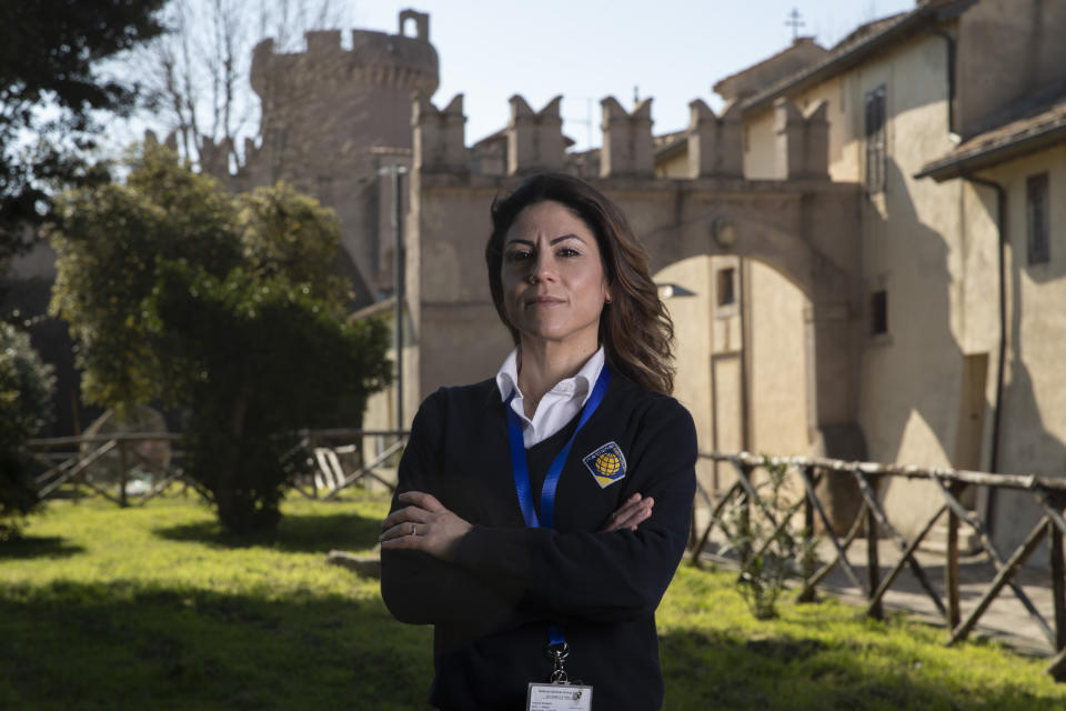 Daniela Magnanti posa para una foto frente al castillo Santa Severa el 5 de marzo del 2021. Magnanti trabaja a tiempo parcial en la conserjería de un hotel y ayuda a su hermano, quien es plomero, con la contabiliadd de su negocio tras perder su empleo como resultado de la pandemia del coronavirus. (AP Photo/Alessandra Tarantino)