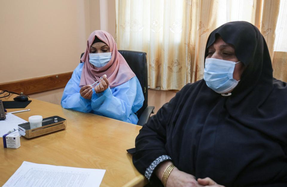 Una empleada de la Agencia de Obras Públicas y Socorro de las Naciones Unidas para los Refugiados de Palestina (UNRWA) prepara una inyección de la vacuna Sputnik V en la clínica de UNRWA en el campamento de Rafah para refugiados palestinos en el sur de la Franja de Gaza, el 3 de marzo de 2021