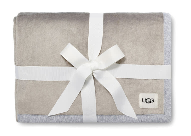 Die kuschelweiche Decke im Wert von 99 Euro gibt es ab einem Mindestbestellwert von 250 Euro gratis dazu. (Bild: Ugg.com)