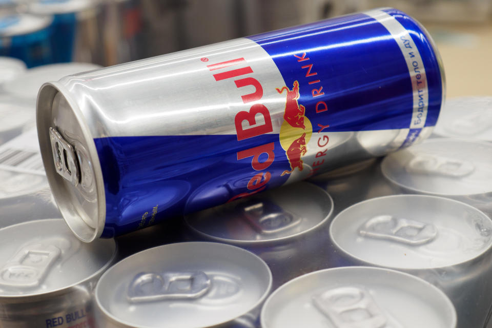 Red Bull registró el año pasado ingresos récord, con la venta de más de 11.000 millones de latas en todo el mundo. (Foto: Alexander Sayganov/SOPA Images/LightRocket via Getty Images)