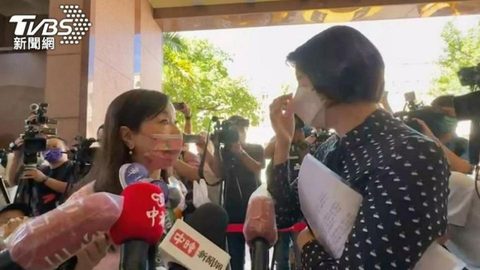 周玉蔻和王鴻薇在北檢外互罵。（圖／TVBS資料畫面）