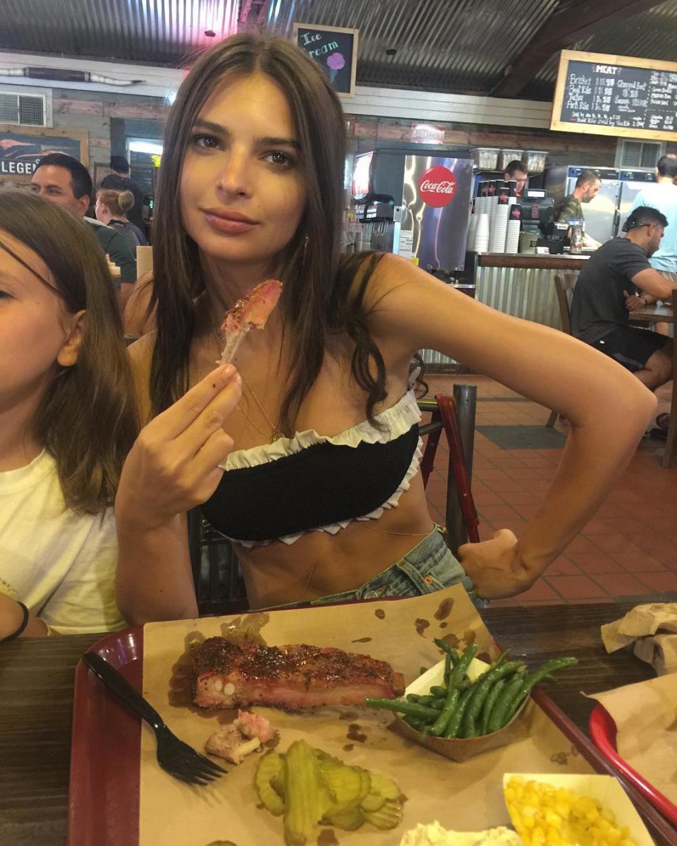 <p>And who says models don’t eat. “When in Texas,” wrote Ratajkowski as she got her barbecue on. (Photo: <a rel="nofollow noopener" href="https://www.instagram.com/p/BUpxTLVFotT/" target="_blank" data-ylk="slk:Emily Ratajkowski via Instagram;elm:context_link;itc:0;sec:content-canvas" class="link ">Emily Ratajkowski via Instagram</a>) </p>