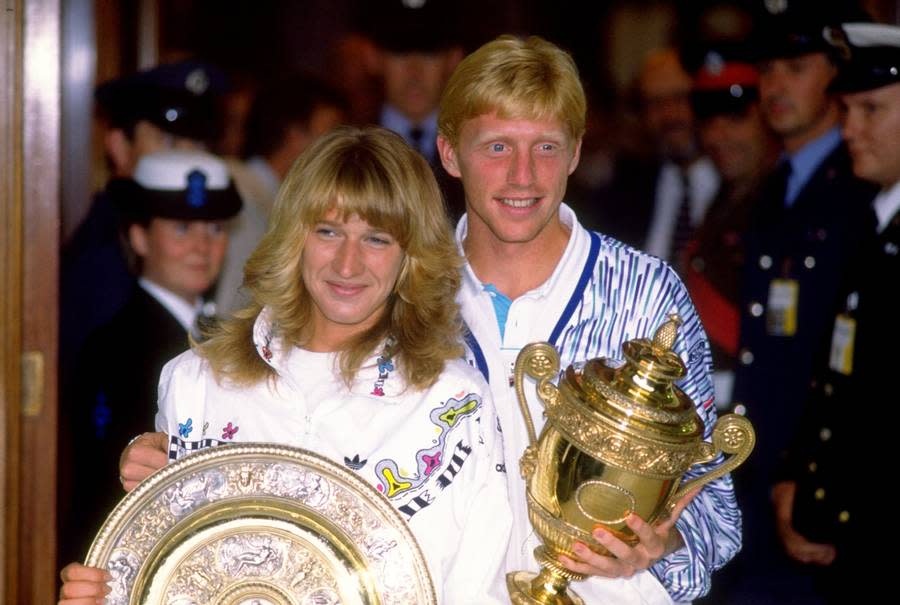 Nachdem sich Becker 1988 im Wimbledonfinale noch Stefan Edberg geschlagen geben muss, revanchiert er sich ein Jahr später mit einem klaren Finalsieg gegen den Schweden und feiert seinen dritten Titel in seinem "Wohnzimmer". Steffi Graf holt zudem den Titel bei den Damen - Deutschland hat ein Tennis-Traumpaar