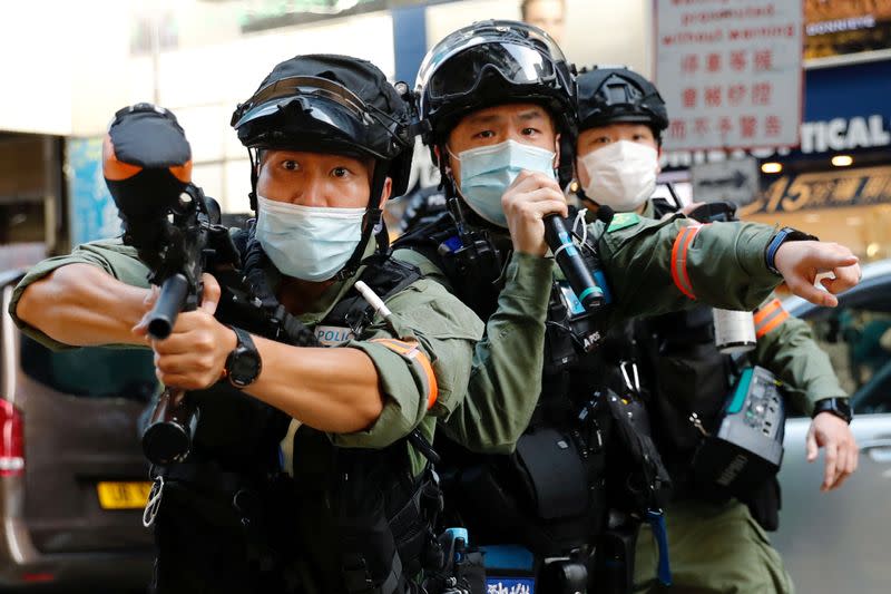 Policías durante la manifestación del domingo en Hong Kong.