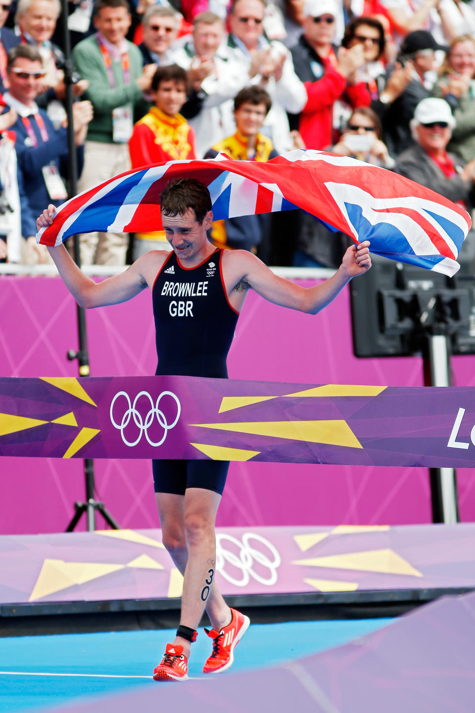 LONDON, ENGLAND - AUGUST 07: Alistar Brownlee of Great Britain crosses the finish line to win the gold medal in the Men's Triathlon during the Men's Triathlon on Day 11 of the London 2012 Olympic Games at Hyde Park on August 7, 2012 in London, England. (Photo by Jamie Squire/Getty Images)