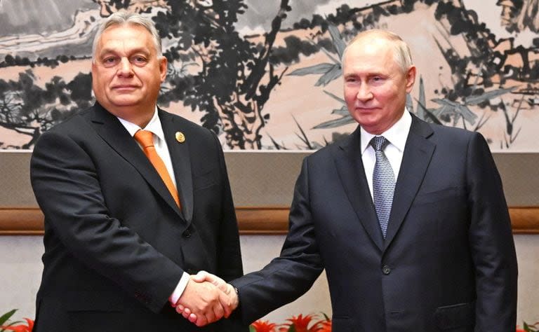 El presidente ruso, Vladímir Putin (d), se reúne con el primer ministro de Hungría, Viktor Orban, al margen del Foro de la Franja y la Ruta en Pekín.