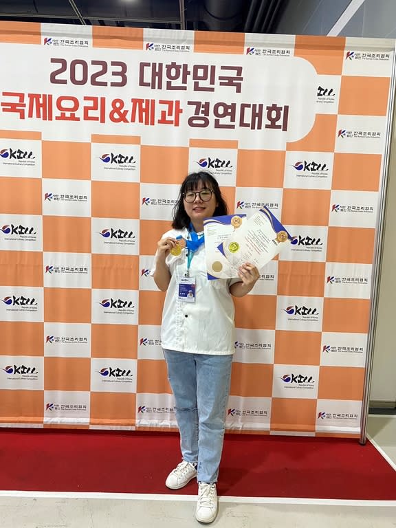 《圖說》黃惠敏展示2023 韓國餐飲國際大賽獎牌。〈東南科大提供〉