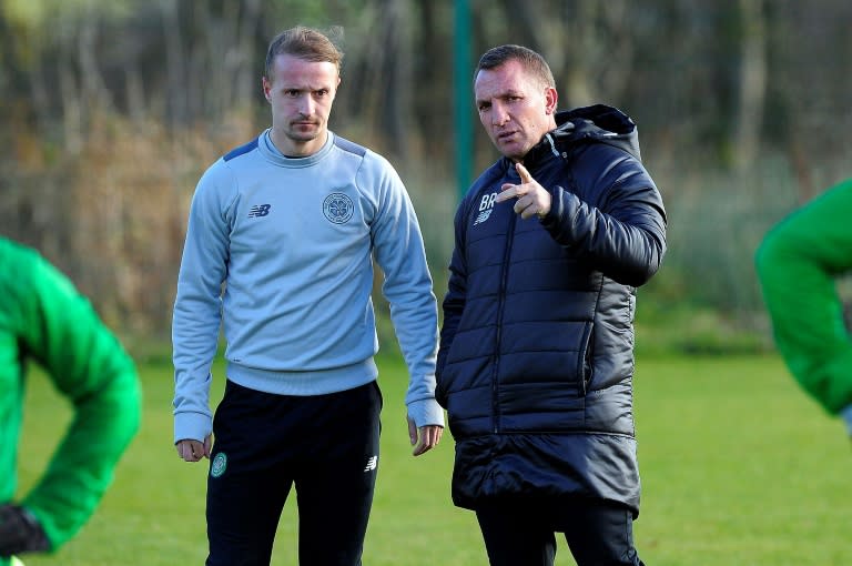 Celtic manager Brendan Rodgers (R) talks to striker Leigh Griffiths during a training session in Glasgow, in November 2016