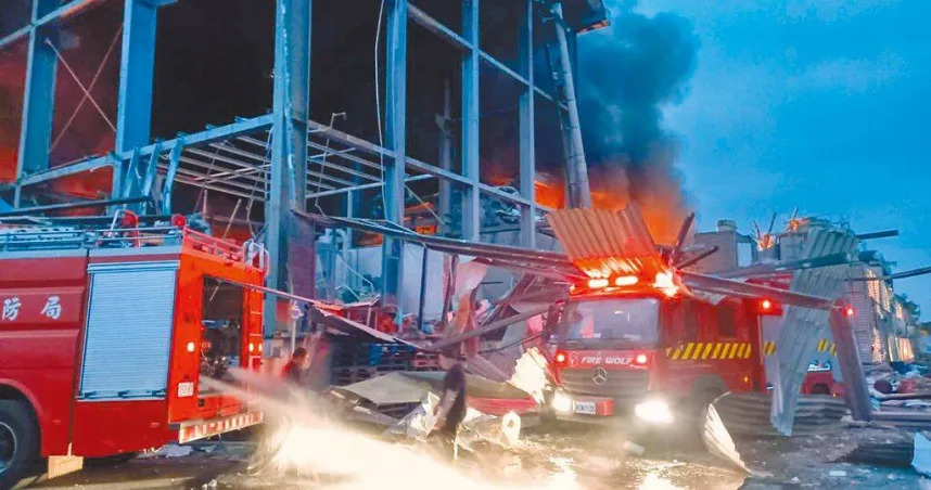 台灣屏東科技園區疑似廠區內的化學物質發生爆炸，多名消防員被壓住受困，4人已證實殉職。（圖／中新社）