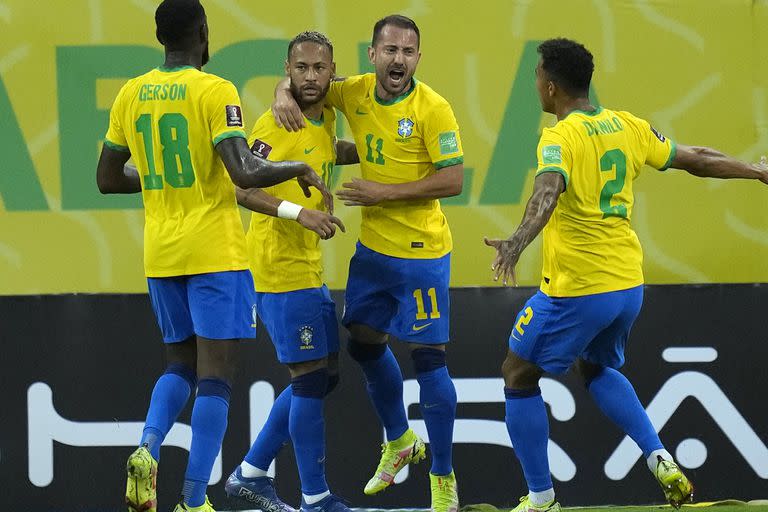 Gerson y Danilo se suman al festejo de Neymar y Everton Ribeiro, los goleadores en la victoria de Brasil sobre Perú; la verdeamarela marcha puntera, invicta y con puntaje ideal en las eliminatorias sudamericanas, rumbo a la Copa del Mundo de Qatar 2022