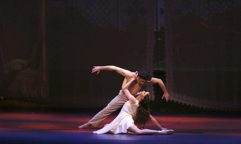 Esta imagen proporcionada por el American Ballet Theatre muestra a Herman Cornejo y Cassandra Trenary durante la presentación de la noche de estreno de "Like Water for Chocolate" ("Como agua para chocolate") el miércoles 28 de marzo de 2023 en el Segerstrom Center for the Arts en Costa Mesa, California. La adaptación de la novela de Laura Esquivel está coreografiada por Christopher Wheeldon y se estrena el 22 de junio en el Metropolitan Opera House. (Marty Sohl, American Ballet Theatre vía AP)