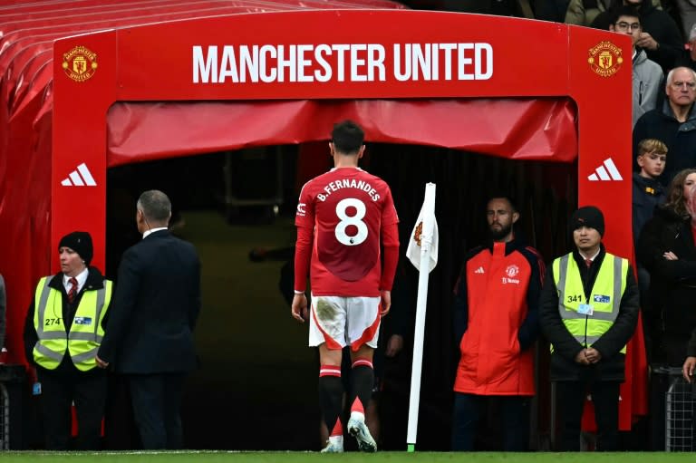 Bruno Fernandes dikeluarkan dari lapangan saat Manchester United kalah 3-0 dari Tottenham (Paul ELLIS)