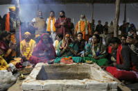 <p>Laxmi Narayan Tripathi asiste a los rezos vespertinos con sus seguidores durante el festival Kumbh Mela, en Prayagraj.<br><br>Foto: REUTERS/Danish Siddiqui </p>