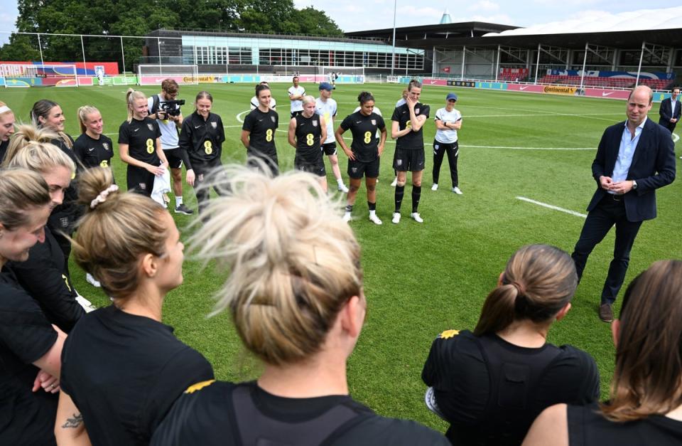 William speaks to the England women’s squad after their training session (Paul Ellis/PA) (PA Wire)
