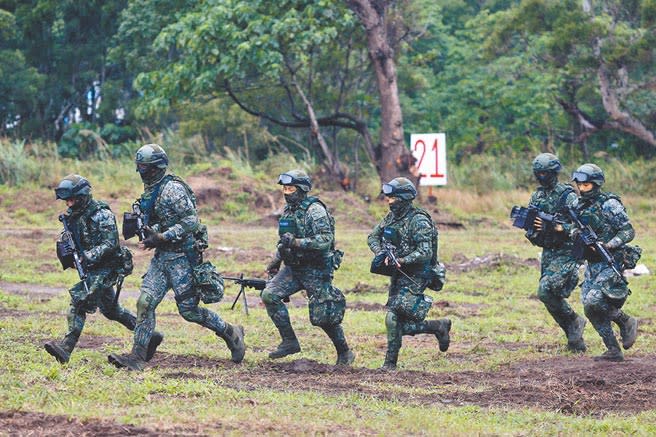 兩岸局勢緊張，但國防部對恢復徵兵制與徵女兵，皆持保留態度。（本報資料照片）