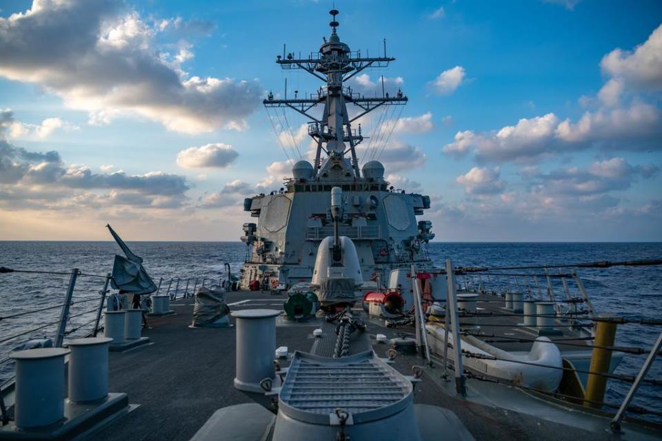 2021年9月18日，美軍第七艦隊發布新聞稿指出，勃克級飛彈驅逐艦貝瑞號（USS Barry，DDG 52）依國際法例行通過台灣海峽，展現美國對自由開放印太地區的承諾，這是美艦今年第9度通過台海。（摘自美國海軍官網）