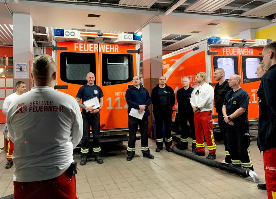 Die Angestellten der Feuerwache Berlin-Neukölln erlebten die Ausschreitungen der Silvesternacht 2022 aus nächster Nähe. Für die Reportage fährt Henning Baum (fünfter von rechts) eine Tag- und eine Nachtschicht mit. (Bild: RTL)