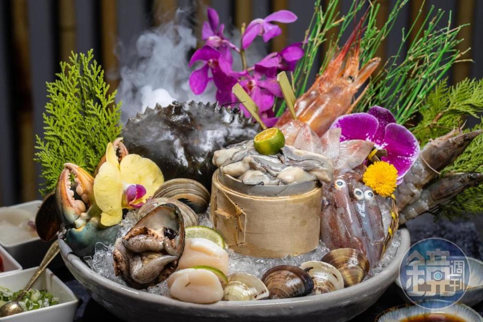 「沙公海鮮盤」包括鮮蟳、鮮蝦、生干貝、活鮑魚及當季新鮮漁獲。
