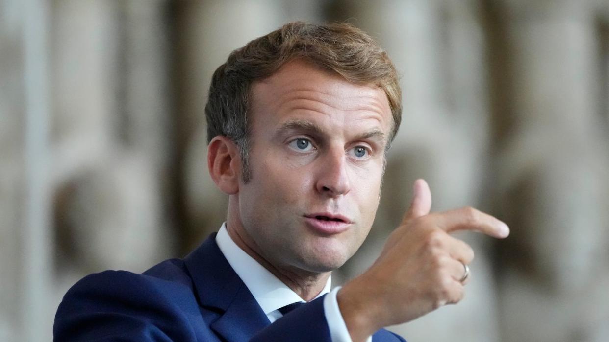 Das Impfzertifikat von Frankreichs Präsident Emmanuel Macron ist im Internet aufgetaucht.