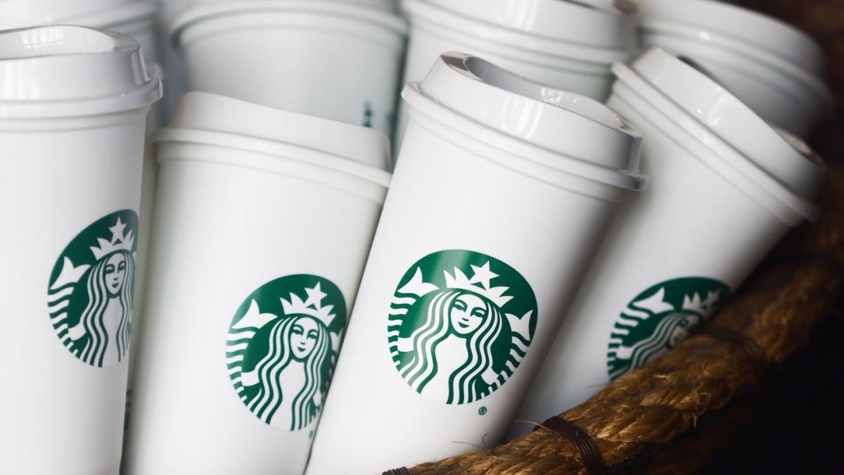 Starbucks lance des verres réutilisables qui changent de couleur - Narcity