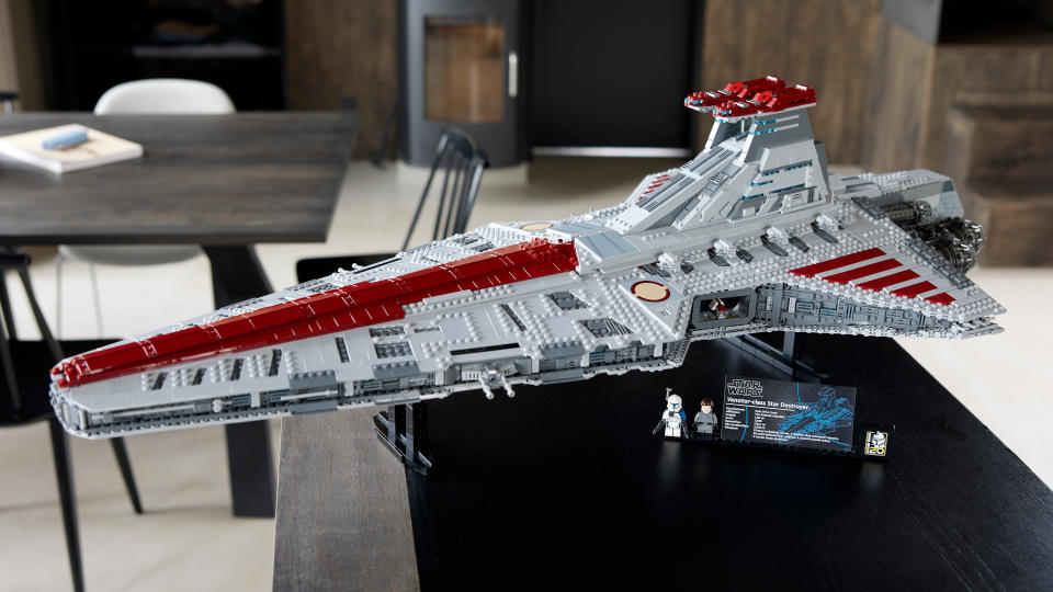 Lego Venator on a table, with the two minifigures at its base