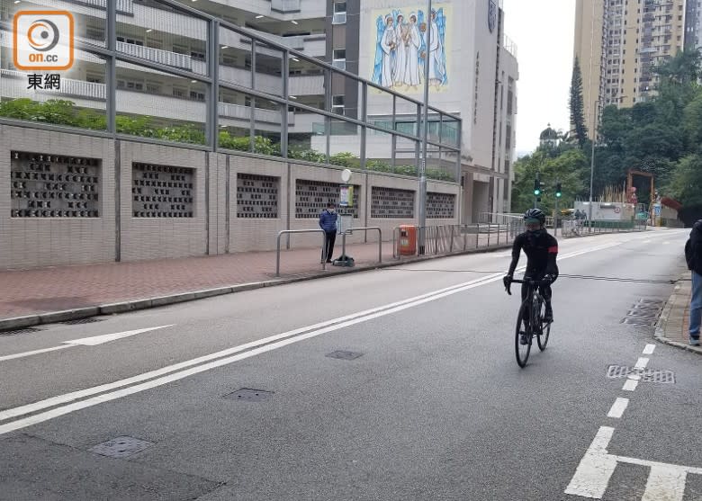 女單車手事後繼續踏單車。(蘇偉明攝)