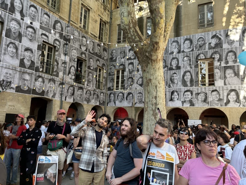 台灣主題國 外亞村牆上台灣人臉計畫 外亞村牆上貼滿300張台灣人肖像，展現台灣人幸福 的微笑。兩人表示，如今台灣參加外亞已有17年，宣 傳台灣當代創作，且擁有共同價值。活動發想時，就 想向台灣對外亞的投入致敬，因此邀請台灣。 中央社記者曾婷瑄亞維儂攝  113年7月4日 