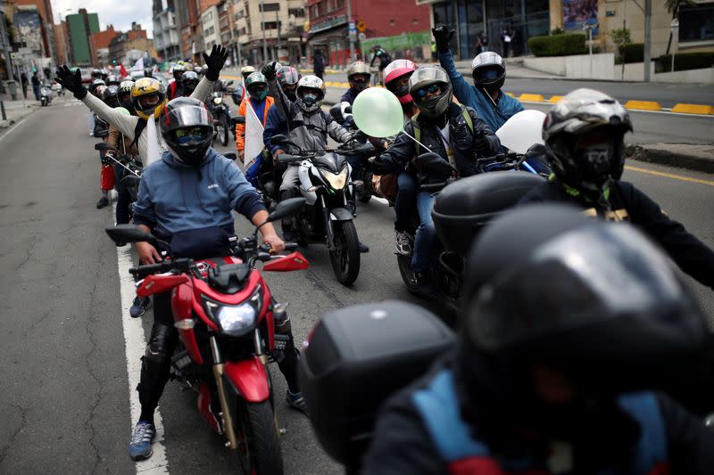 Motociclistas participan en una protesta durante un paro nacional, en medio del brote de la enfermedad del coronavirus (COVID-19), en Bogotá, Colombia