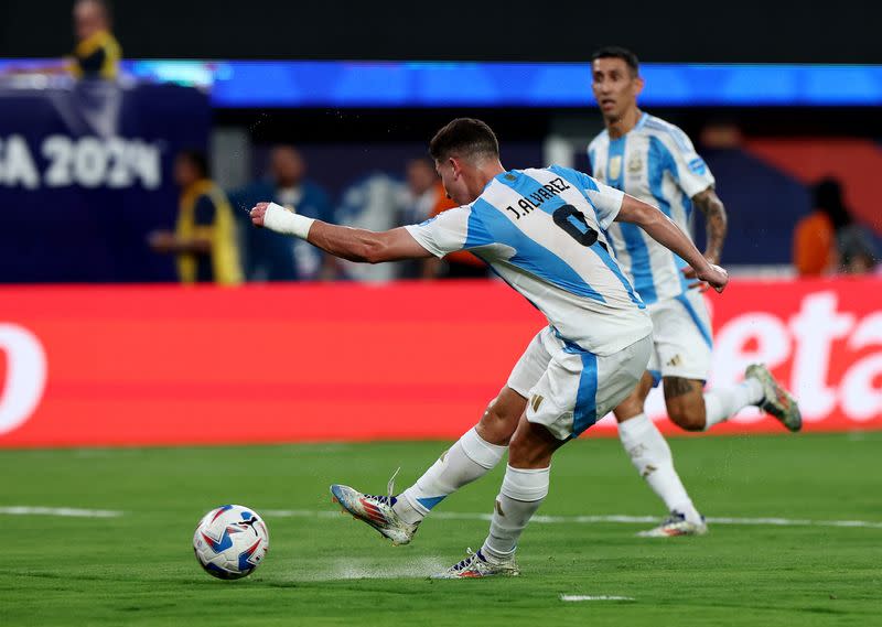 Foto del martes del delantero de Argentina Julian Alvarez marcando ante Canadá