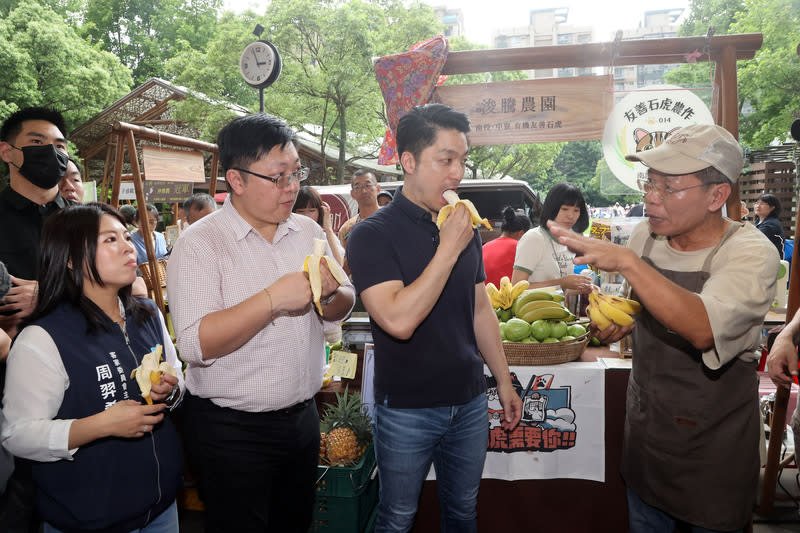 蔣萬安參觀永續城市．不塑之客園遊會（2） 台北市長蔣萬安（前右2）20日與環保局長徐世勳 （前左2）、北市客委會主委周羿希（前左）出席參 觀「永續城市．不塑之客園遊會」，與參與友善石虎 農作的農園攤位業者交流互動。 中央社記者郭日曉攝  113年4月20日 