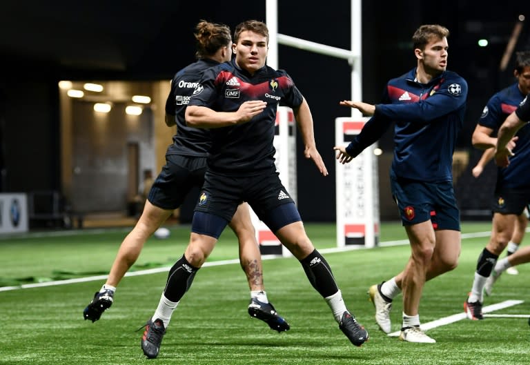 France's scrum-half Antoine Dupont (C) takes part in a training session at the U Arena in Nanterre, near Paris, on November 23, 2017, two days ahead of their rugby union Test match against Japan