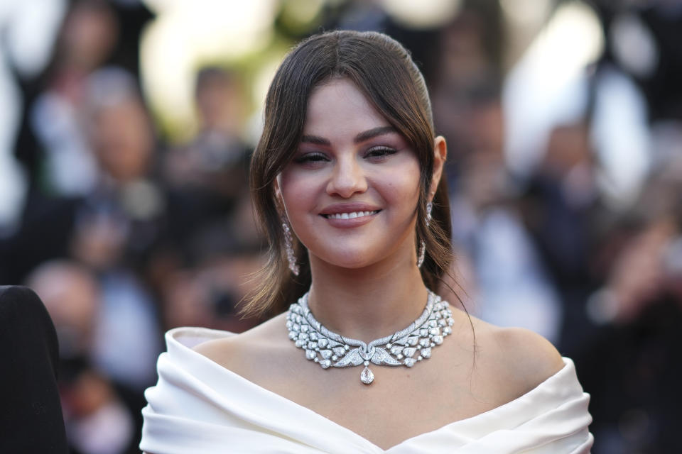 Selena Gomez posa a su llegada al estreno de la película 'Emilia Perez' en la 77a edición del Festival de Cine de Cannes en Francia el sábado 18 de mayo de 2024. (Foto Scott A Garfitt/Invision/AP)