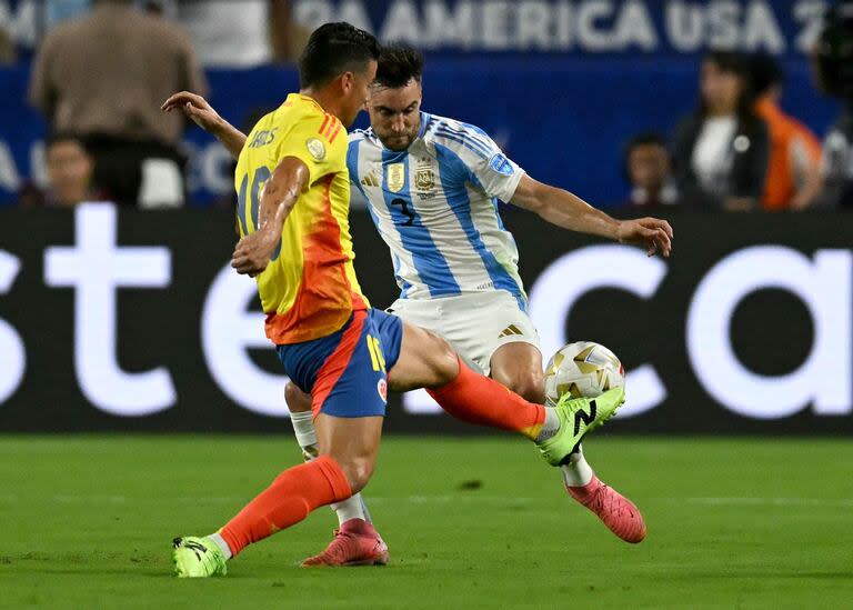 El mediocampista colombiano James Rodríguez lucha por la pelota con Nicolás Tagliafico.