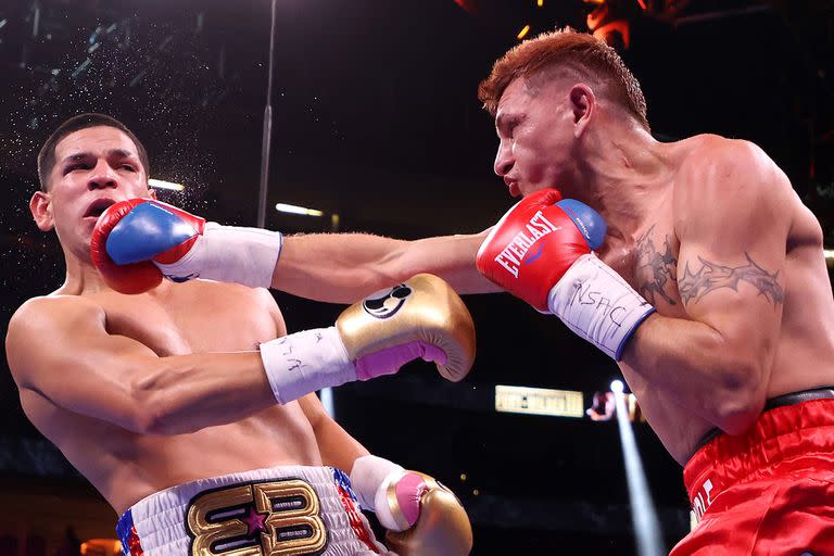 Marcelo Coceres castiga a Edgar Berlanga; el argentino tuvo buenos pasajes en el combate, pero terminó lastimado y perdió por puntos