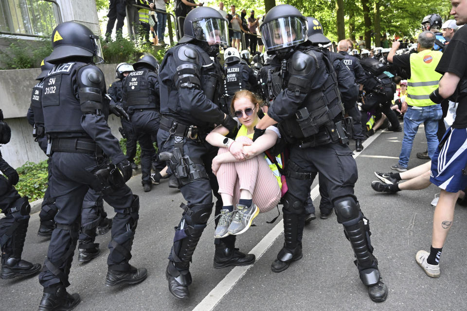 La policía disuelve una sentada en protesta por la celebración de un congreso del partido de ultraderecha AfD cerca de Grugahalle, en Essen, Alemania, el 29 de junio de 2024. (Henning Kaiser/dpa vía AP)