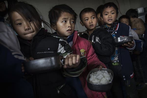 中國農村孩子孩子多有伙食費的補助，沒想到被地方政府挪用拿來還債及作為其他支出。(圖/Getty Images)