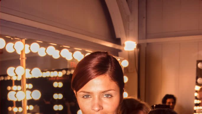 helena christensen dans les coulisses d'un défilé à new york