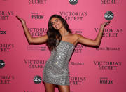 <p>Los ángeles de Victoria’s Secret también se han enamorado de los vestidos plateados. Sara Sampaio, por ejemplo, se enfundó uno palabra de honor de Ralph & Russo para la <em>afterparty</em> del desfile que organizó la marca de lencería. (Foto: Getty Images / Astrid Stawiarz). </p>