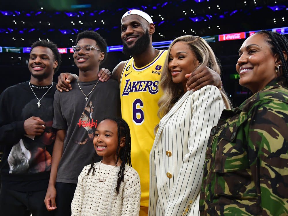 LeBron James mit seinen Kindern, seiner Ehefrau und seiner Mutter Gloria (re.). (Bild: Imago Images/USA TODAY Network)