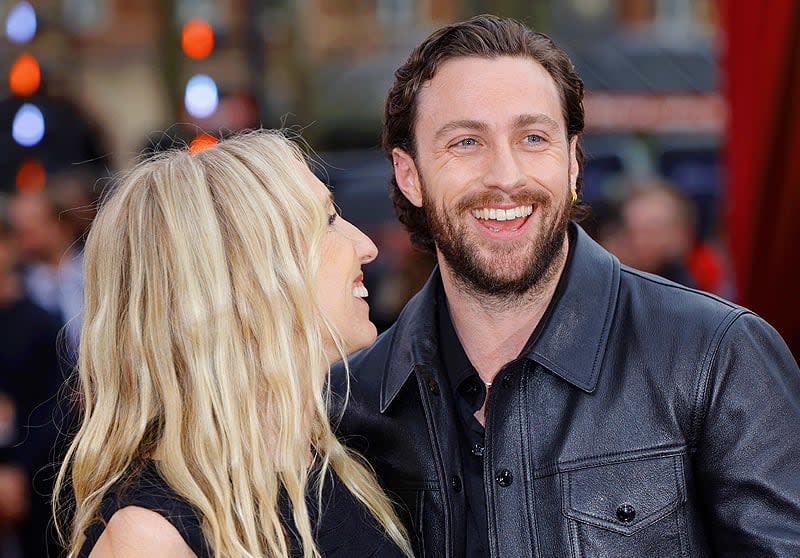 Aaron Taylor-Johnson apoya a su mujer en el estreno de la película de Amy Winehouse