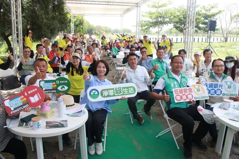 屏東海豐濕地邊坡整建完成  盼鄉親共同維護 屏東海豐濕地面積大且污水處理量多，屏東縣政府花 費3個月完成濕地邊坡整建，縣長周春米（前左2）表 示，選在22日「世界地球日」開放格外有意義，鼓勵 鄉親共同維護。 （屏東縣政府提供） 中央社記者黃郁菁傳真  113年4月22日 