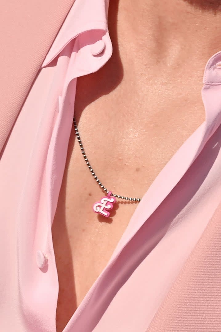 Ryan Gosling in a pink suit posing on the red carpet